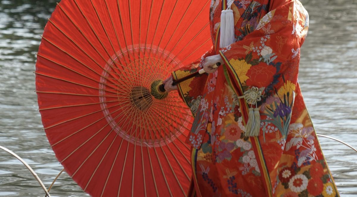 振袖 番傘 赤 水辺 前撮り